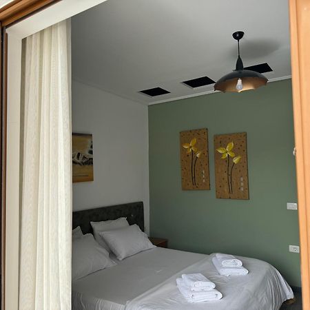Vila Onhezmi Sarandë エクステリア 写真