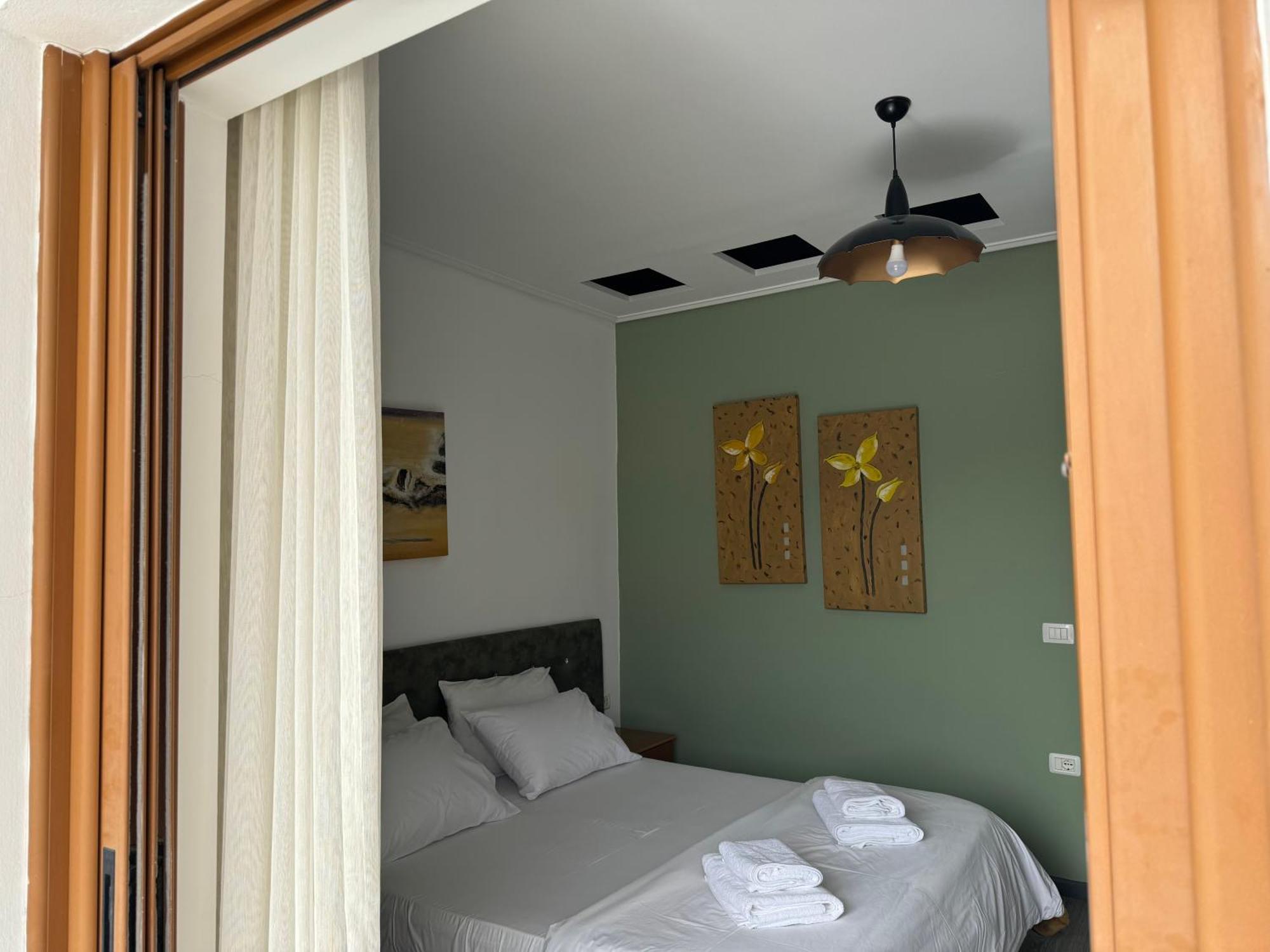 Vila Onhezmi Sarandë エクステリア 写真