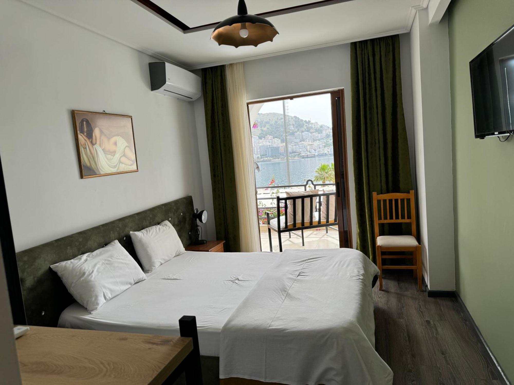 Vila Onhezmi Sarandë エクステリア 写真