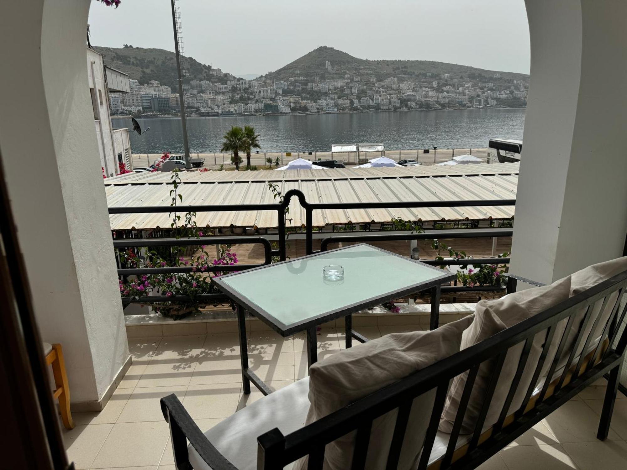 Vila Onhezmi Sarandë エクステリア 写真