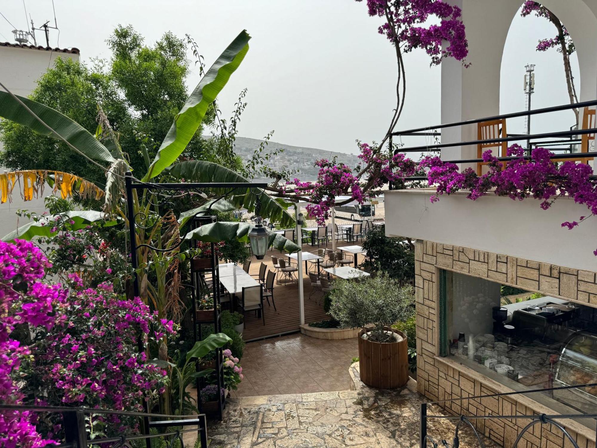 Vila Onhezmi Sarandë エクステリア 写真