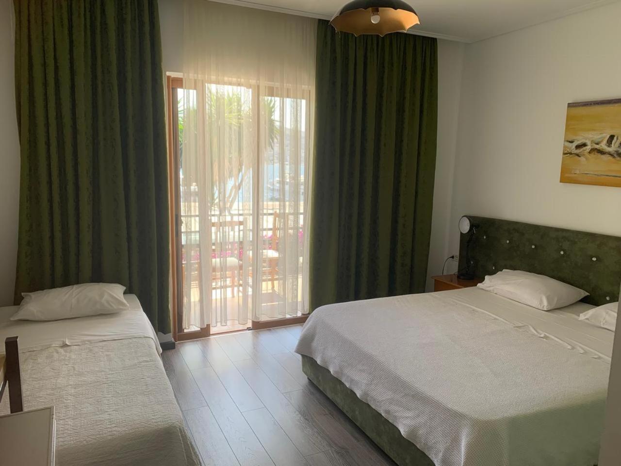 Vila Onhezmi Sarandë エクステリア 写真