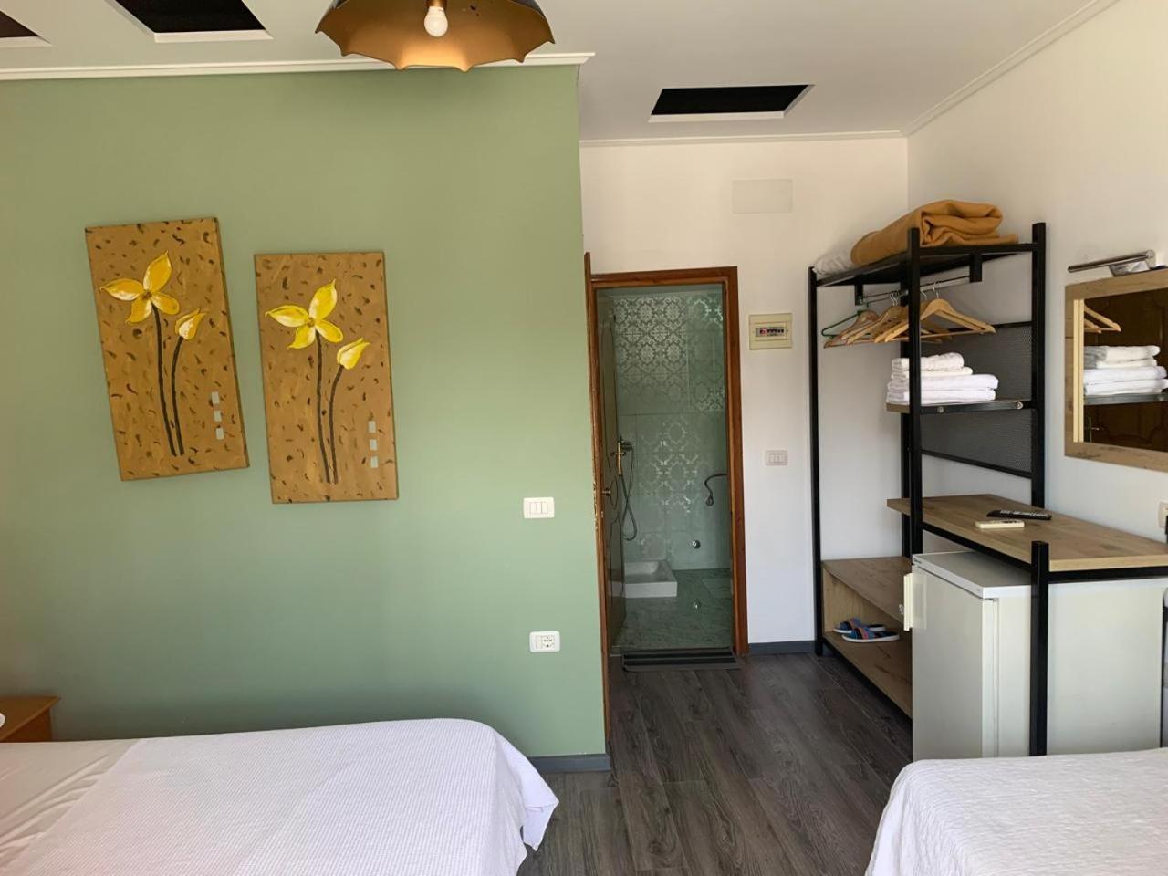 Vila Onhezmi Sarandë エクステリア 写真